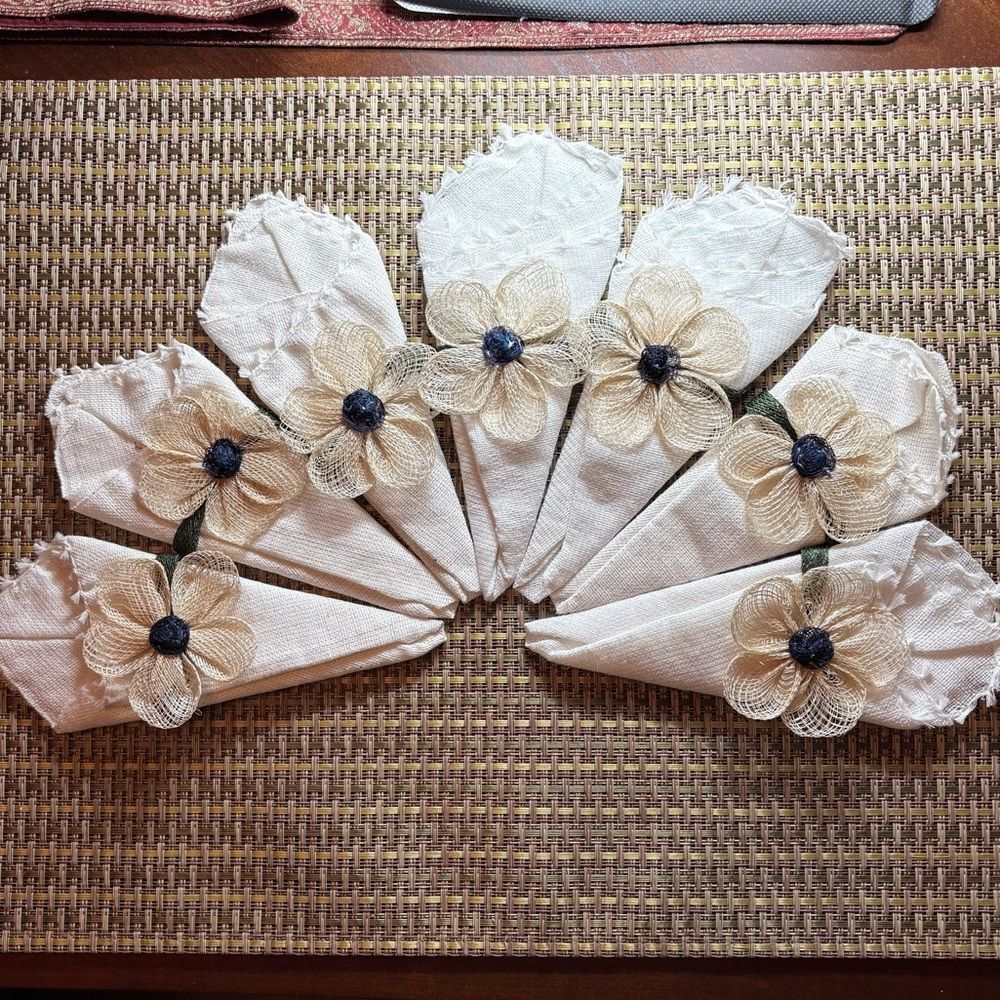 Set of 6 Cocktail Napkins with Removable Floral Napkin Rings + 1 Spare. Unused
